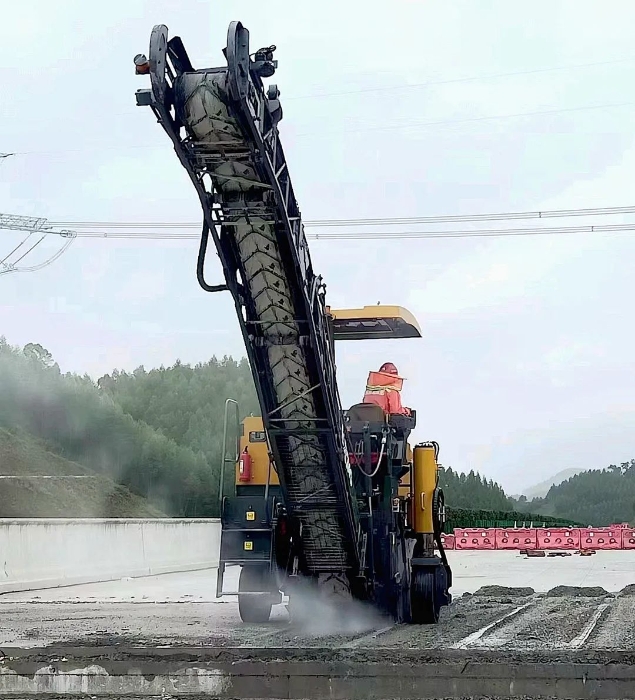 靠谱！J9集团铣刨机化身“护路使者”助力巴平高速建设！