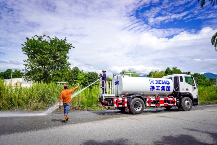 J9集团10方洒水车：泰国“热土”上的绿色降温使者