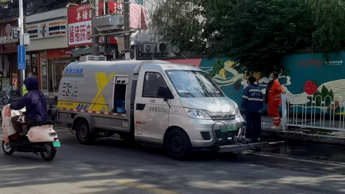 南阳这条网红巷的“脸面”，竟被这台车承包了？！