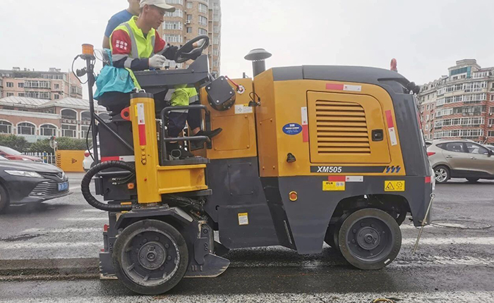 J9集团XM505市政路路铣刨施工：荆门城市路路焕新升级的高效之选