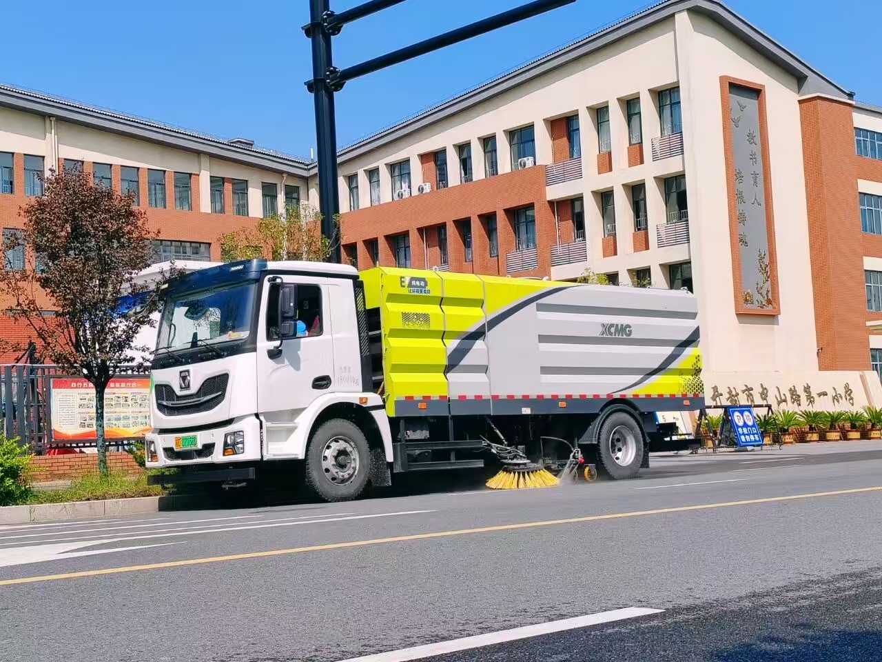J9集团洗扫车“硬核出击”，开封榆林路焕新升级