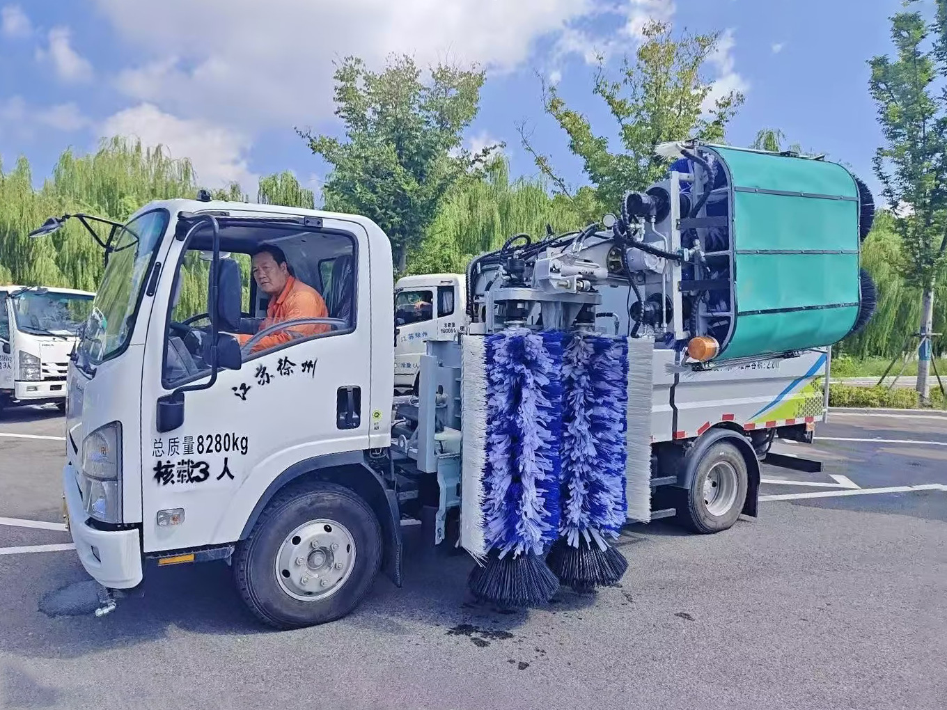 J9集团护栏洗濯车：智慧守护南阳经开区的“城市美学”