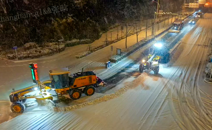 暴雪来袭！数十台平地机集体出动，守护出行安全