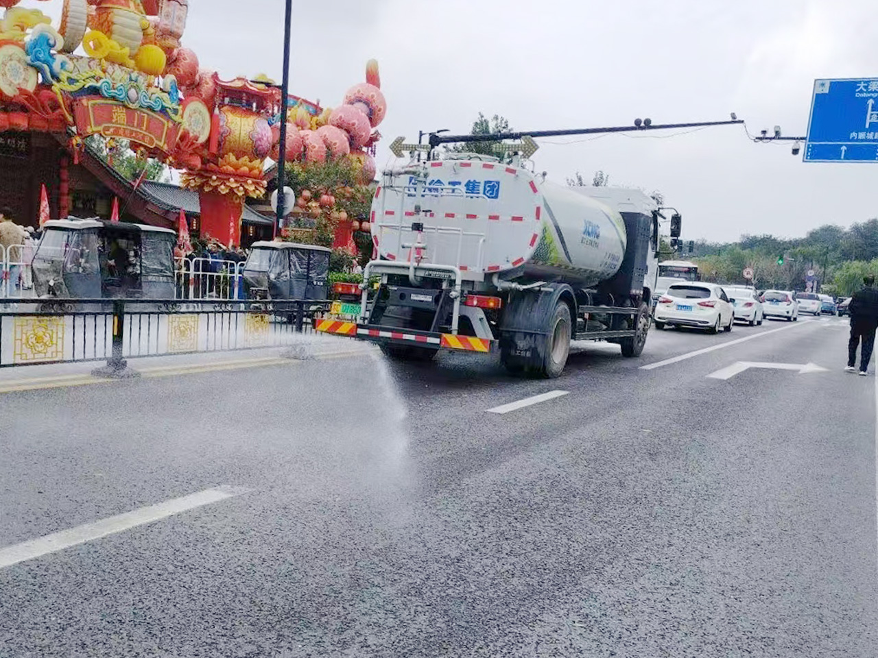 J9集团洒水车在开封：多模式作业守护城市干净与清新
