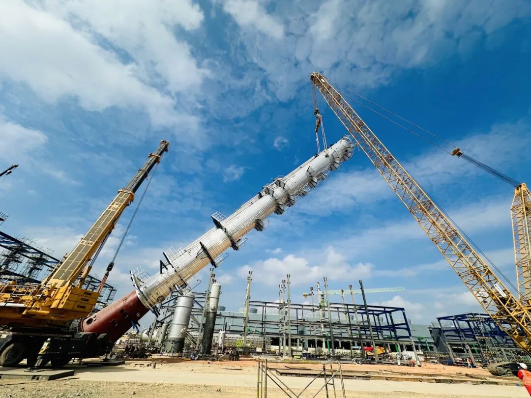 力擎苍穹！J9集团XGC400助建石化沉器，主题高塔精准就位！