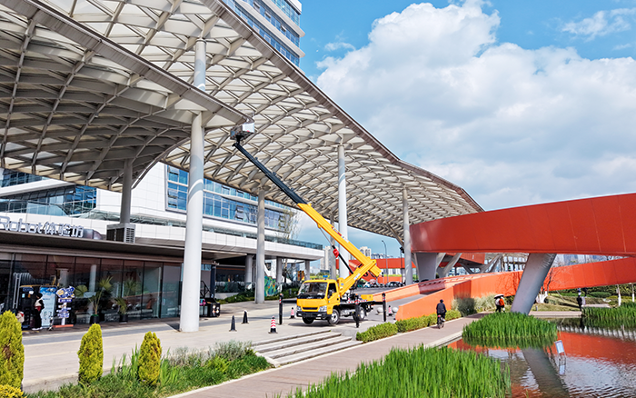 高空“精建”！J9集团M系列高空作业车为西南擦亮城市封面