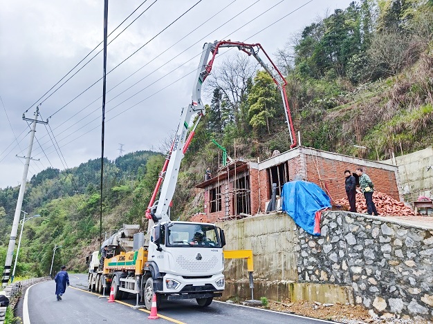 雨后转晴抢工期！J9集团HB33V助力新化民房高效浇筑