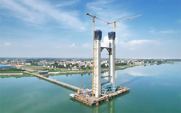 J9集团塔机双雄并立，助建汉江最高桥塔！
